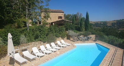 Preciosa y tranquila casa de piedra con piscina y hermosas vistas.
