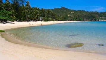 På stranden, solsenger og strandhåndklær