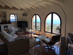 Smart-TV, peis, DVD-spiller og bøker