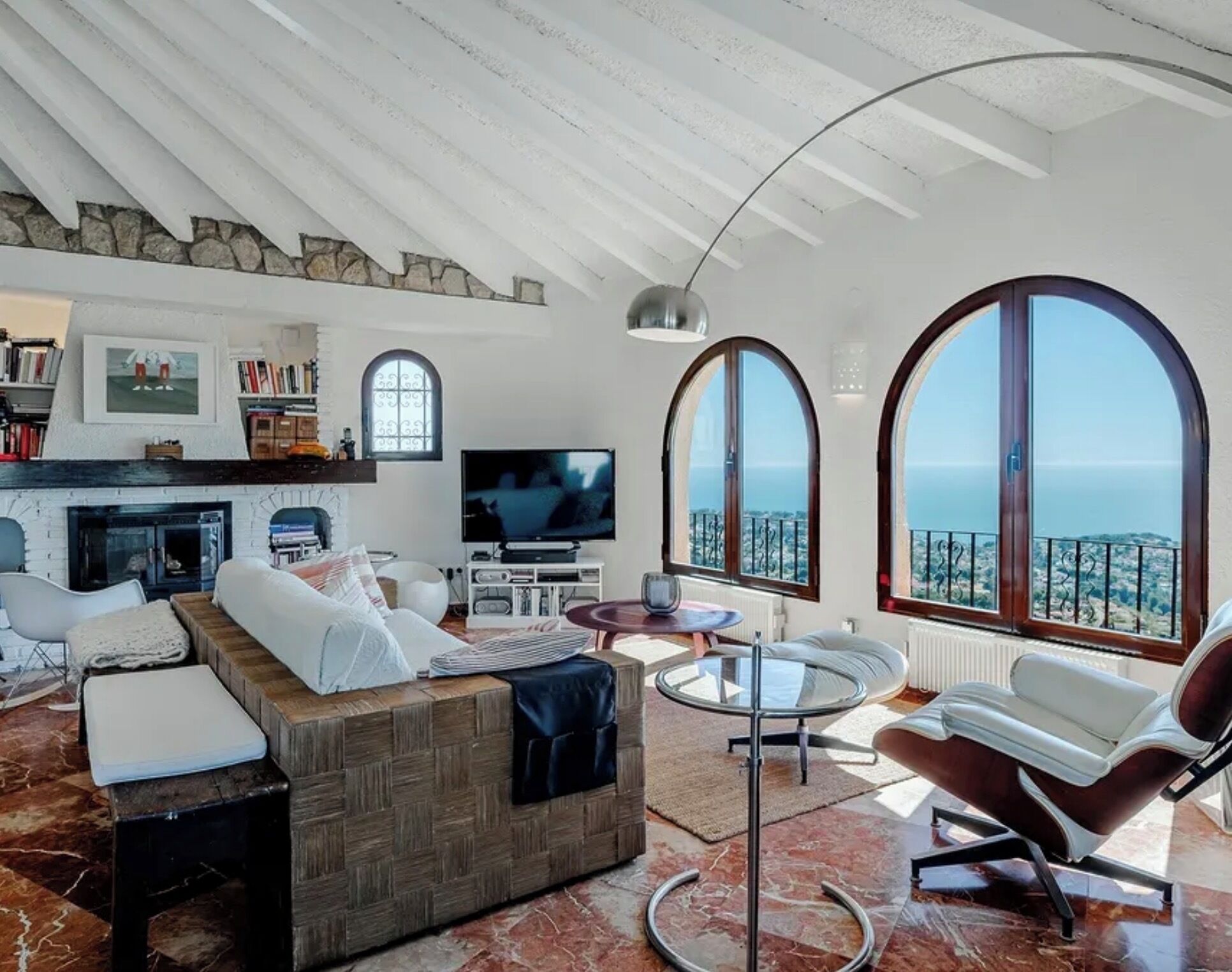 TV connectée, cheminée, lecteur de DVD, livres