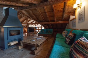 TV, peis, DVD-spiller og filmbibliotek