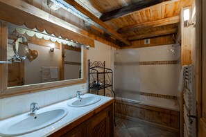 Ensemble douche/baignoire, sèche-cheveux, serviettes fournies