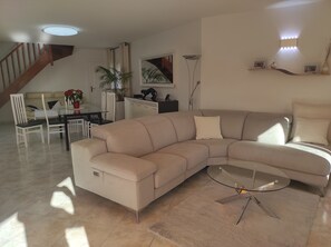 Télévision, cheminée, table de tennis de table