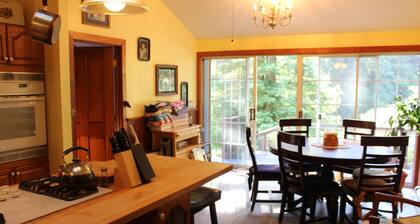 Grandma's House: Riverfront, Gorgeous View, Beach/Swimming/Canoeing Dog Friendly