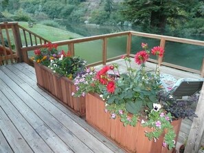 Property grounds - Grandma's House: Riverfront, Gorgeous View, Beach/Swimming/Canoeing Dog Friendly (Monte Rio)