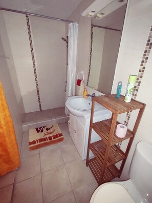 Shower, hair dryer, towels, soap - GOSIER Villa ground floor (Gosier)