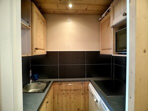 Réfrigérateur, micro-ondes, lave-vaisselle, cafetière/bouilloire