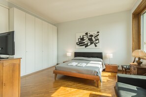 Tabla de planchar con plancha, wifi y ropa de cama 