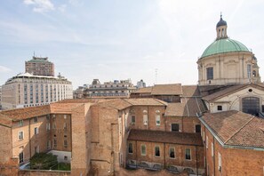 Un bâtiment historique doté d’un dôme et d’une cour intérieure.
