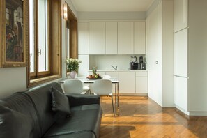 A modern apartment with a living room, a dining area, and a kitchen. - Panoramic apartment equipped with every comfort 2 minutes from the Duomo (Milano)