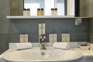 Chuveiro, secador de cabelo, bidê, toalhas de banho