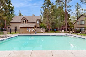 Een binnenzwembad, een verwarmd zwembad