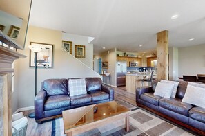 Een televisie, een open haard en boeken