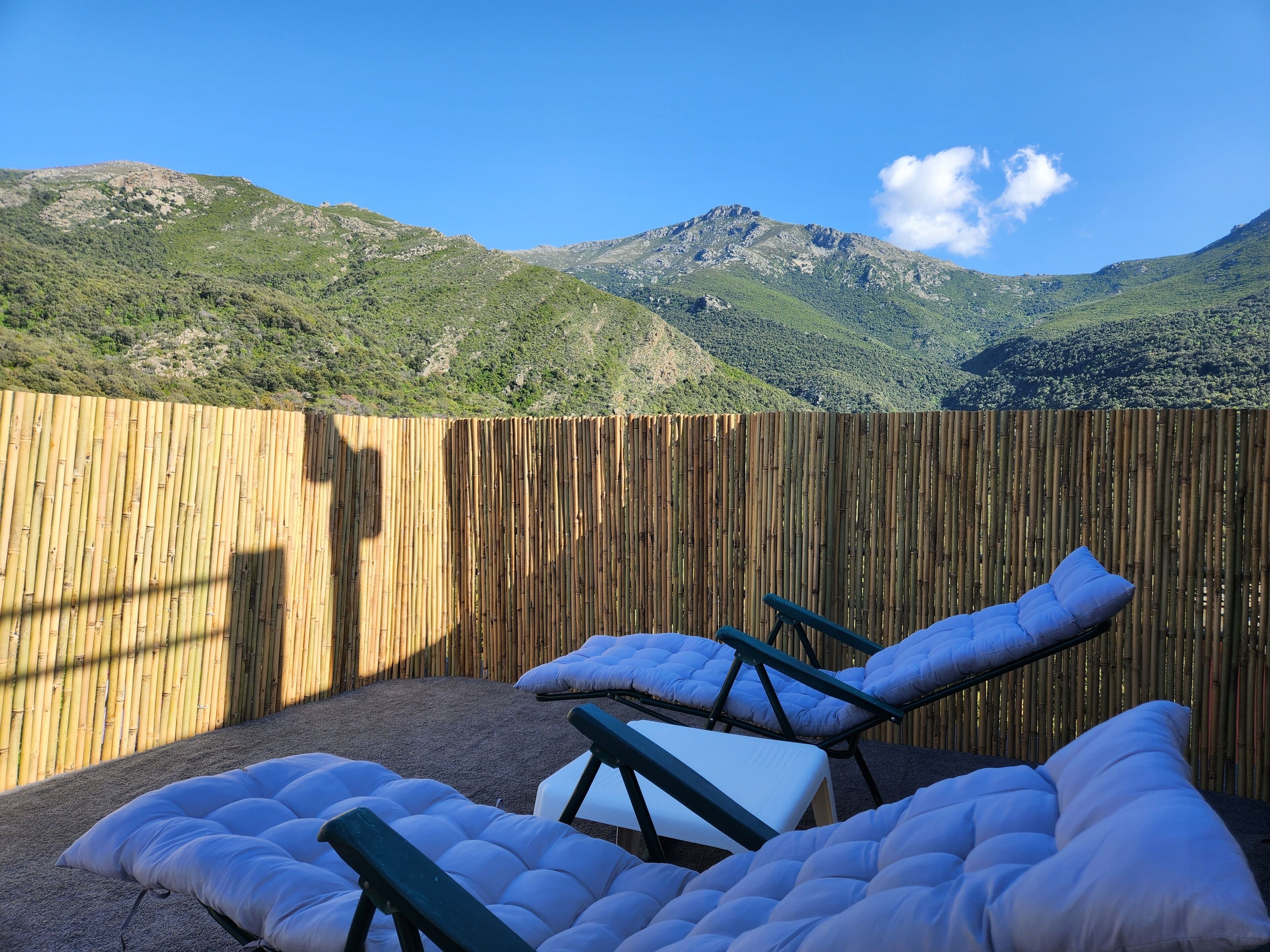 Solarium en rooftop pour bronzer face au maquis. Rivière en fond sonore !