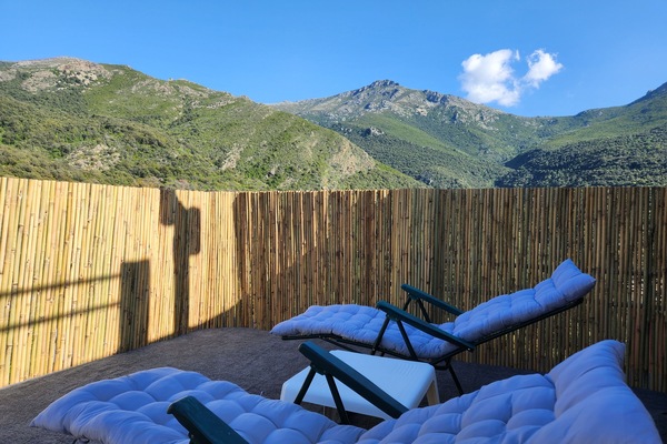 Solarium en rooftop pour bronzer face au maquis. Rivière en fond sonore !