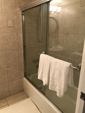Haartrockner, Handtücher, Seife, Shampoo