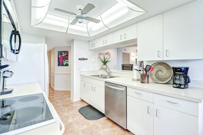 Geladeira, micro-ondas, fogão, cooktop