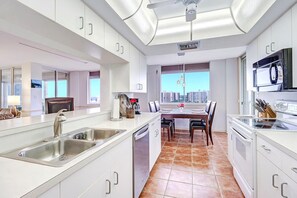 Réfrigérateur, four à micro-ondes, un four, surface de cuisson