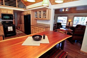 4 室のベッドルーム、高級寝具、アイロン / アイロン台、WiFi (無料)