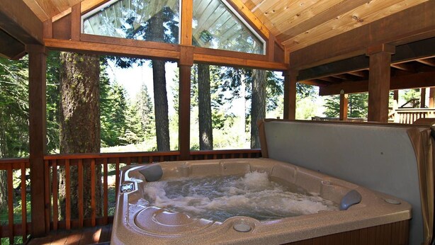 Outdoor spa tub - #47 & 48 Hyatt Lake Compound - Sleeps 9 (Ashland)