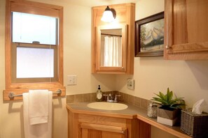 Suihku, ilmaiset hygieniatuotteet, hiustenkuivaaja, pyyhkeet