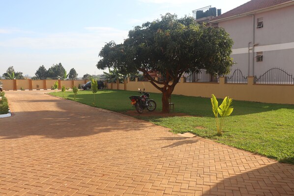 Property grounds - Sparkling Lixan Parlour in a quiet neighbourhood (Kampala)