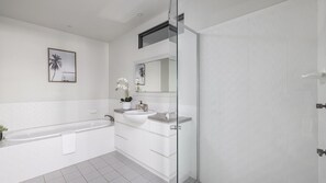 Bathtub, towels