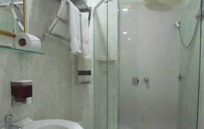 Double Room | Bathroom | Shower, free toiletries, towels