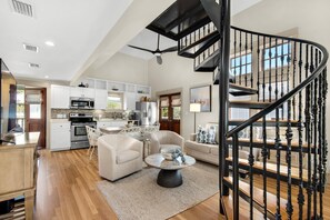 Interior - PRIVATE BEACH/POOL ACCESS-Steps to the Beach-Outdoor Courtyard-2 bikes (Panama City Beach)