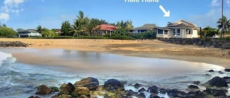 Playa en los alrededores, camastros y toallas de playa