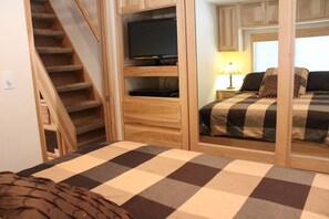 4 bedrooms, iron/ironing board, free WiFi, bed sheets - #39 & #40 Hyatt Lake Compound - Sleeps 12 (Ashland)