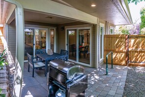 BBQ/picnic area - 'C' Street Station - Short Walk to OSF (Ashland)