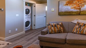Living area - 'C' Street Station - Short Walk to OSF (Ashland)
