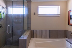Bathtub dan shower terpisah dan perlengkapan mandi gratis
