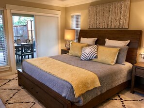 Iron/ironing board, free WiFi, bed sheets - 'C' Street Station - Short Walk to OSF (Ashland)