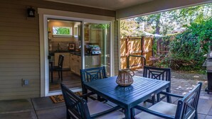 Terrace/patio - 'C' Street Station - Short Walk to OSF (Ashland)