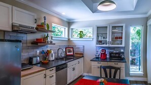 Private kitchen - 'C' Street Station - Short Walk to OSF (Ashland)