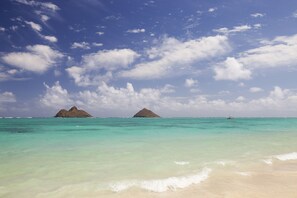 Beach nearby, sun loungers, beach towels - Lanikai Hillside Cozy Cottage with Spectacular Ocean View with Mokulua Islands. (Kailua)
