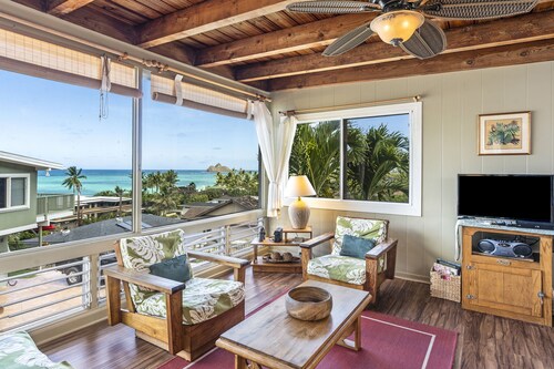 Lanikai Hillside Cozy Cottage with Spectacular Ocean View with Mokulua Islands.