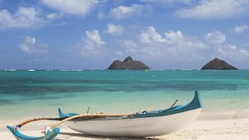 Playa en los alrededores, camastros y toallas de playa