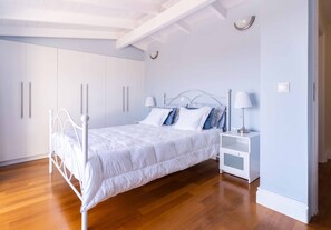 3 slaapkamers, een strijkplank/strijkijzer, gratis wifi, beddengoed