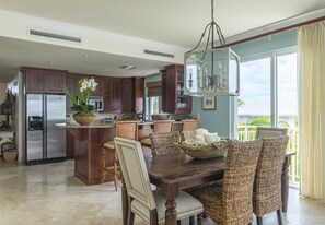 ثلاجة، ميكروويف، فرن، موقد طهي مسطح