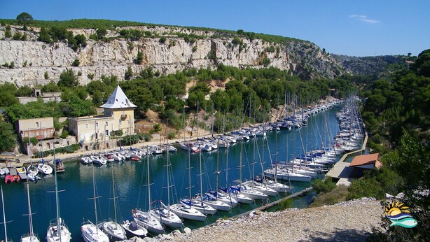 A marina with numerous boats docked along a narrow waterway, surrounded by rocky cliffs and greenery. - Charming villa with private pool and summer kitchen ♥ Near Calanques (Ceyreste)