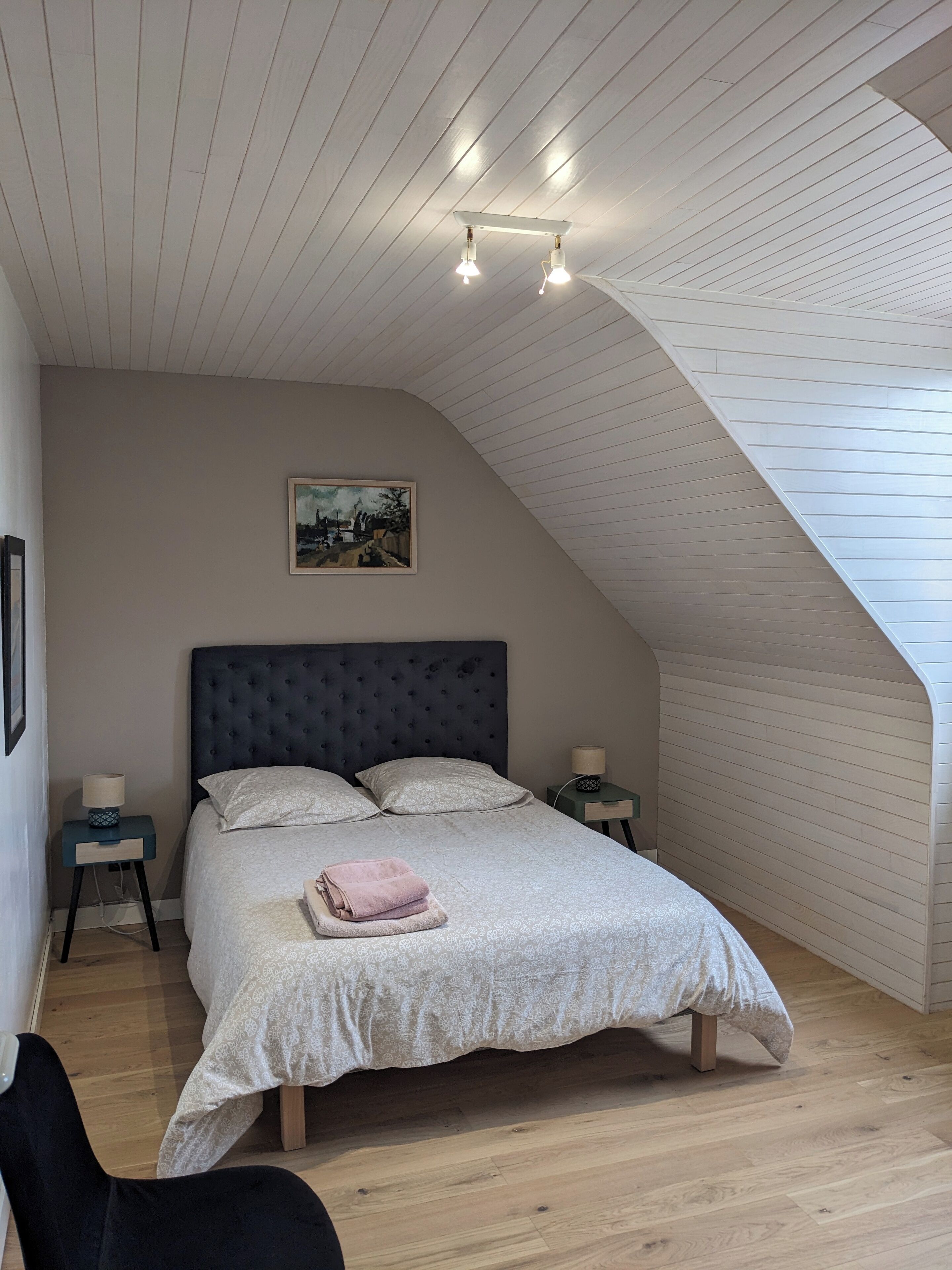 5 habitaciones, escritorio y tabla de planchar con plancha 