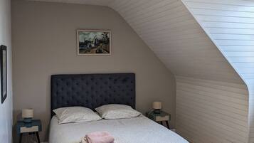 5 chambres, bureau, fer et planche à repasser, lit parapluie