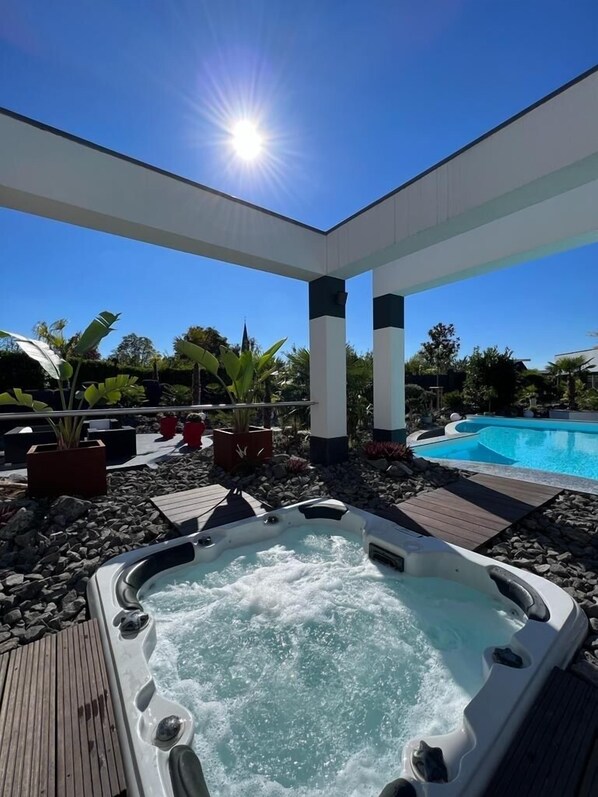 Outdoor spa tub