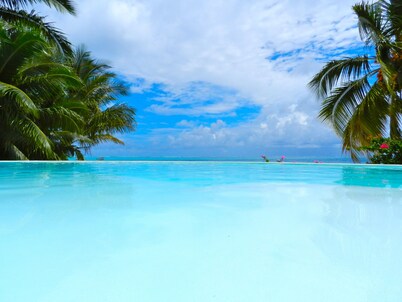 Pool&Beach Villa by ENJOY VILLAS MOOREA, white sandy Beach + infinity Pool