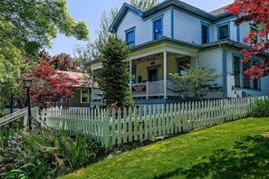 Front of property - Anne Hathaway House (Ashland)