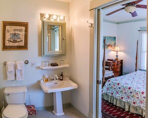 Tina y regadera independientes y amenidades de baño gratuitas 