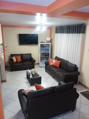 Televisi layar datar 32-inci dengan saluran TV kabel dan TV